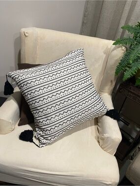Set of 4 throw pillow covers. Cream & black design. Tassels attached. 20 x20”